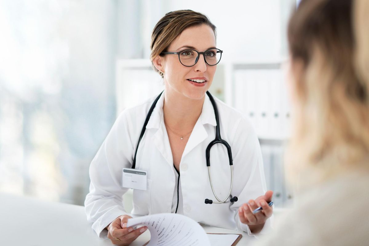 female doctor consulting with a patient about the Difference Between Yeast Infection and Bacterial Vaginosis
