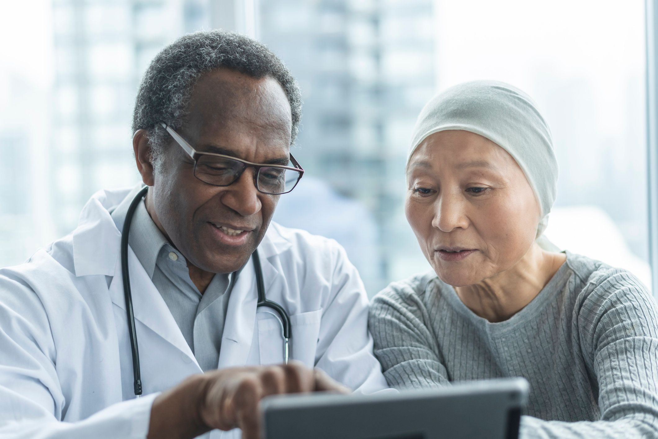 orean woman with cancer is meeting with her doctor