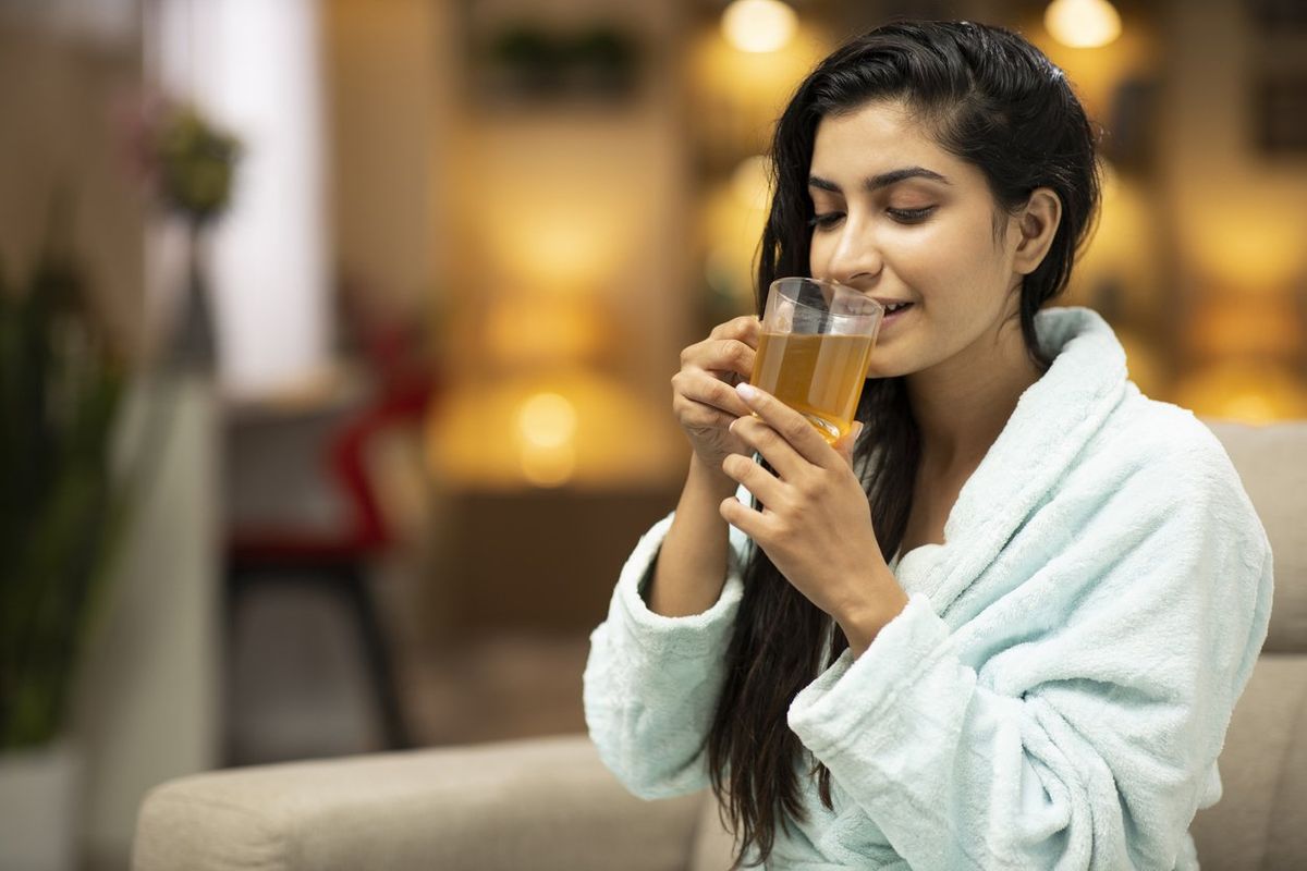 woman drinking green tea to lose weight